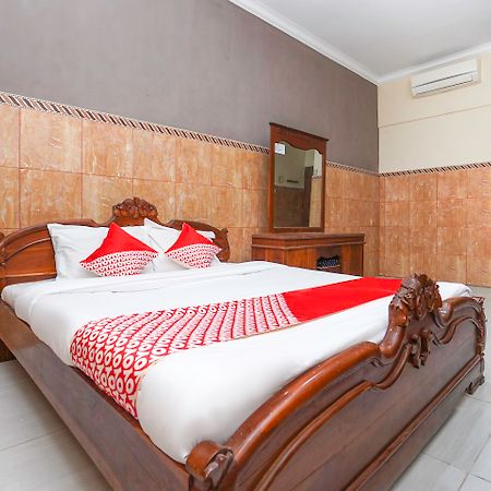 Oyo 2715 Hotel Madinah Syariah Pamekasan Exterior foto
