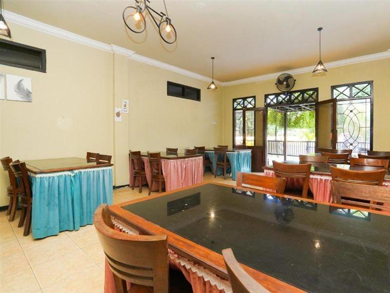 Oyo 2715 Hotel Madinah Syariah Pamekasan Exterior foto