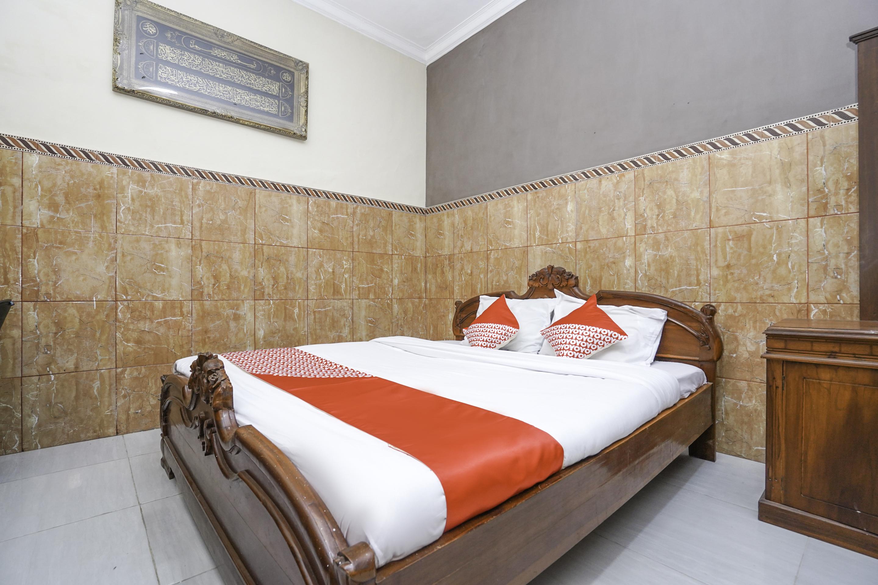 Oyo 2715 Hotel Madinah Syariah Pamekasan Exterior foto
