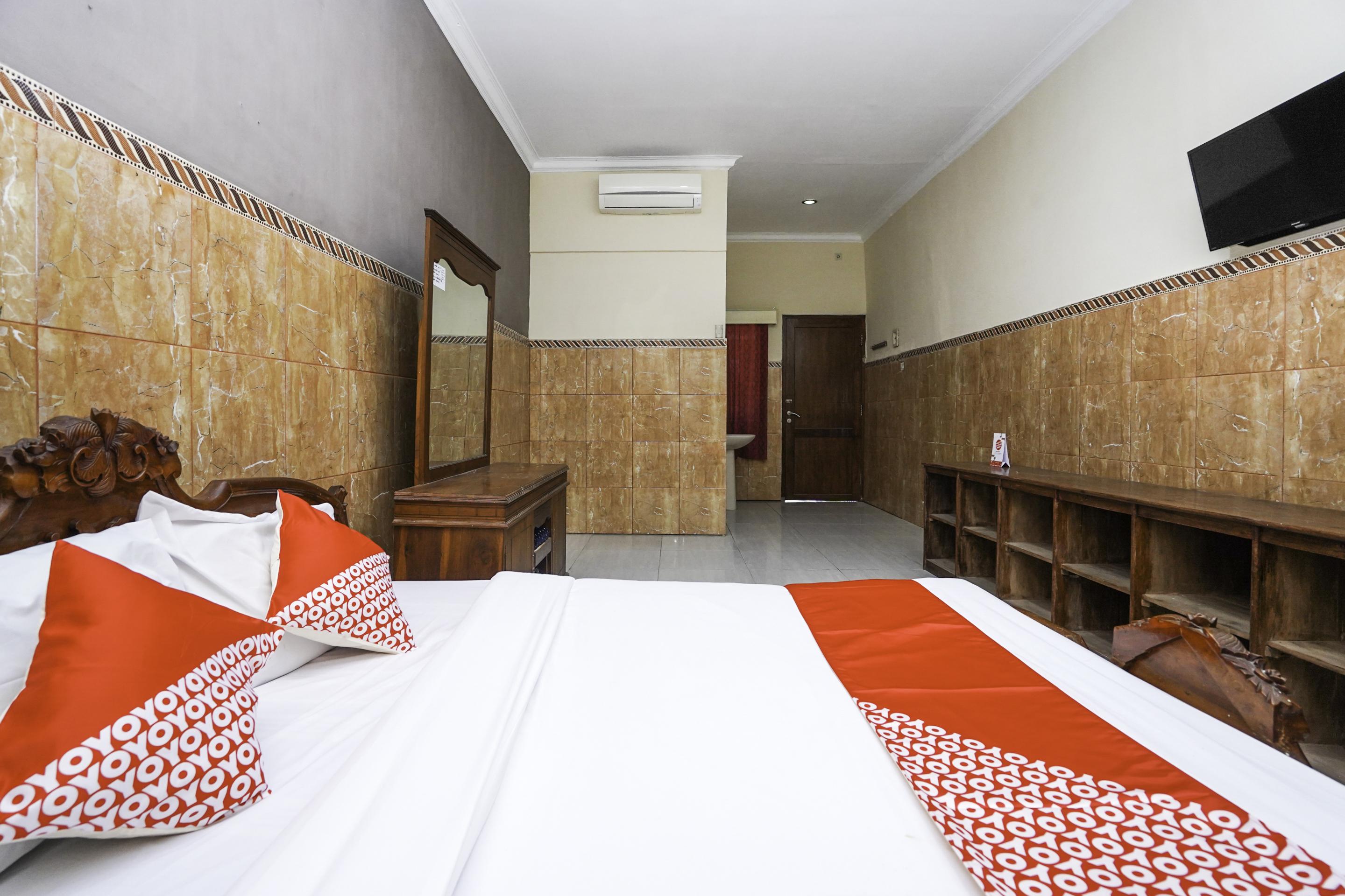 Oyo 2715 Hotel Madinah Syariah Pamekasan Exterior foto