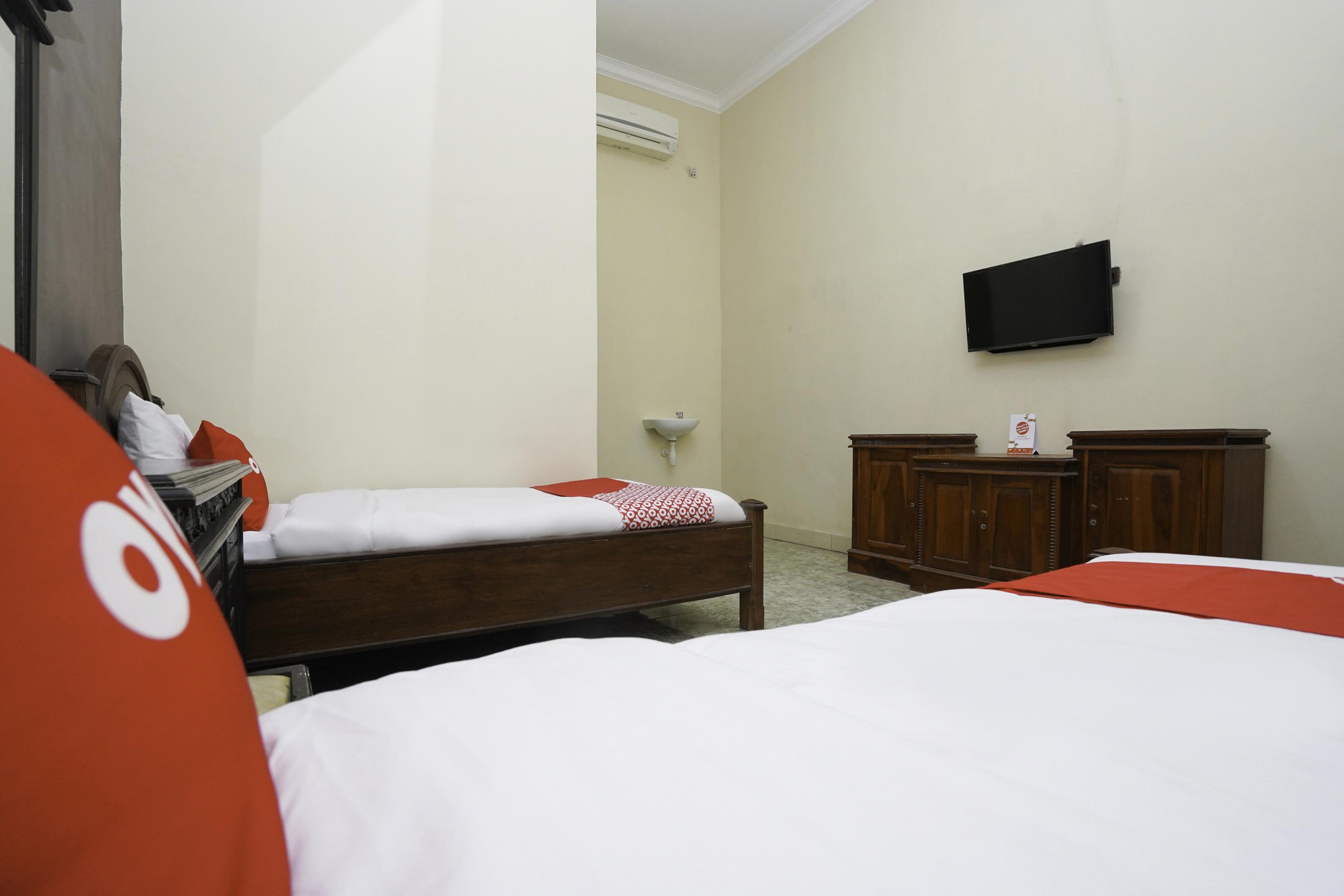 Oyo 2715 Hotel Madinah Syariah Pamekasan Exterior foto