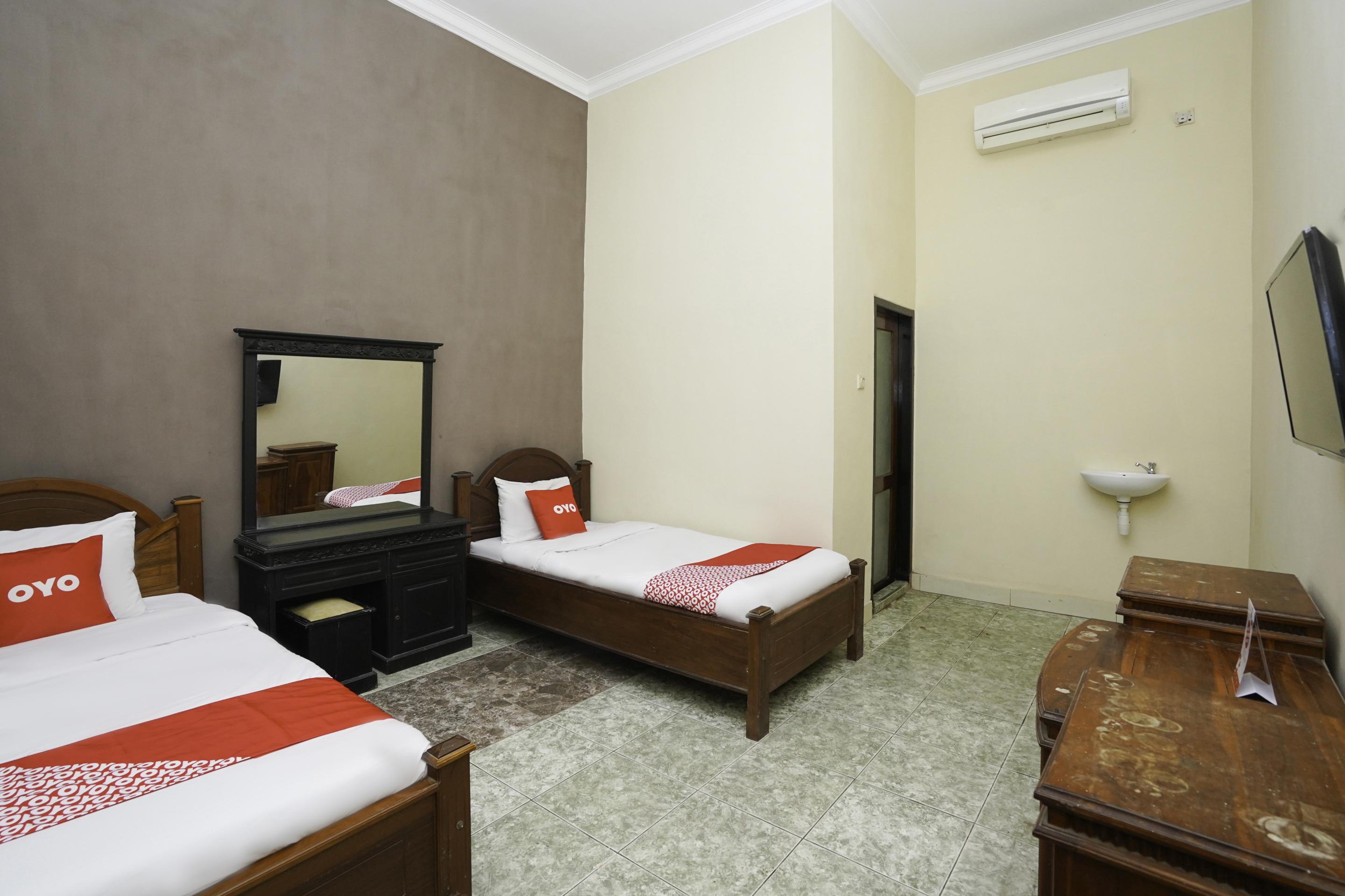 Oyo 2715 Hotel Madinah Syariah Pamekasan Exterior foto