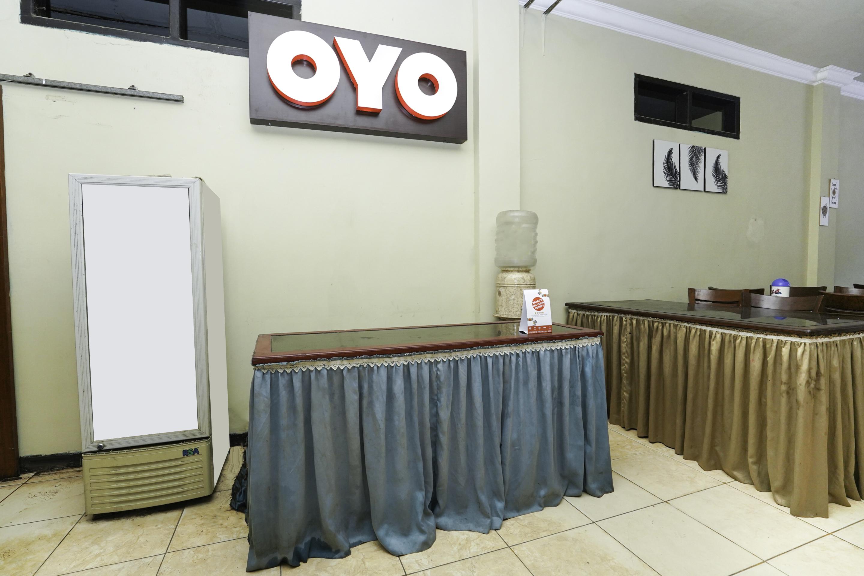 Oyo 2715 Hotel Madinah Syariah Pamekasan Exterior foto
