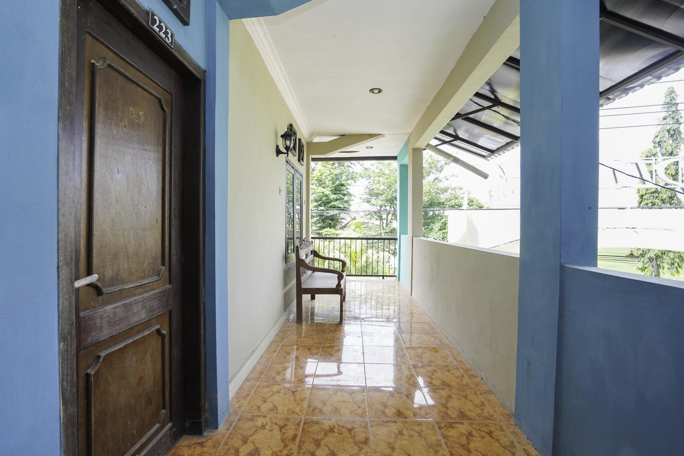 Oyo 2715 Hotel Madinah Syariah Pamekasan Exterior foto