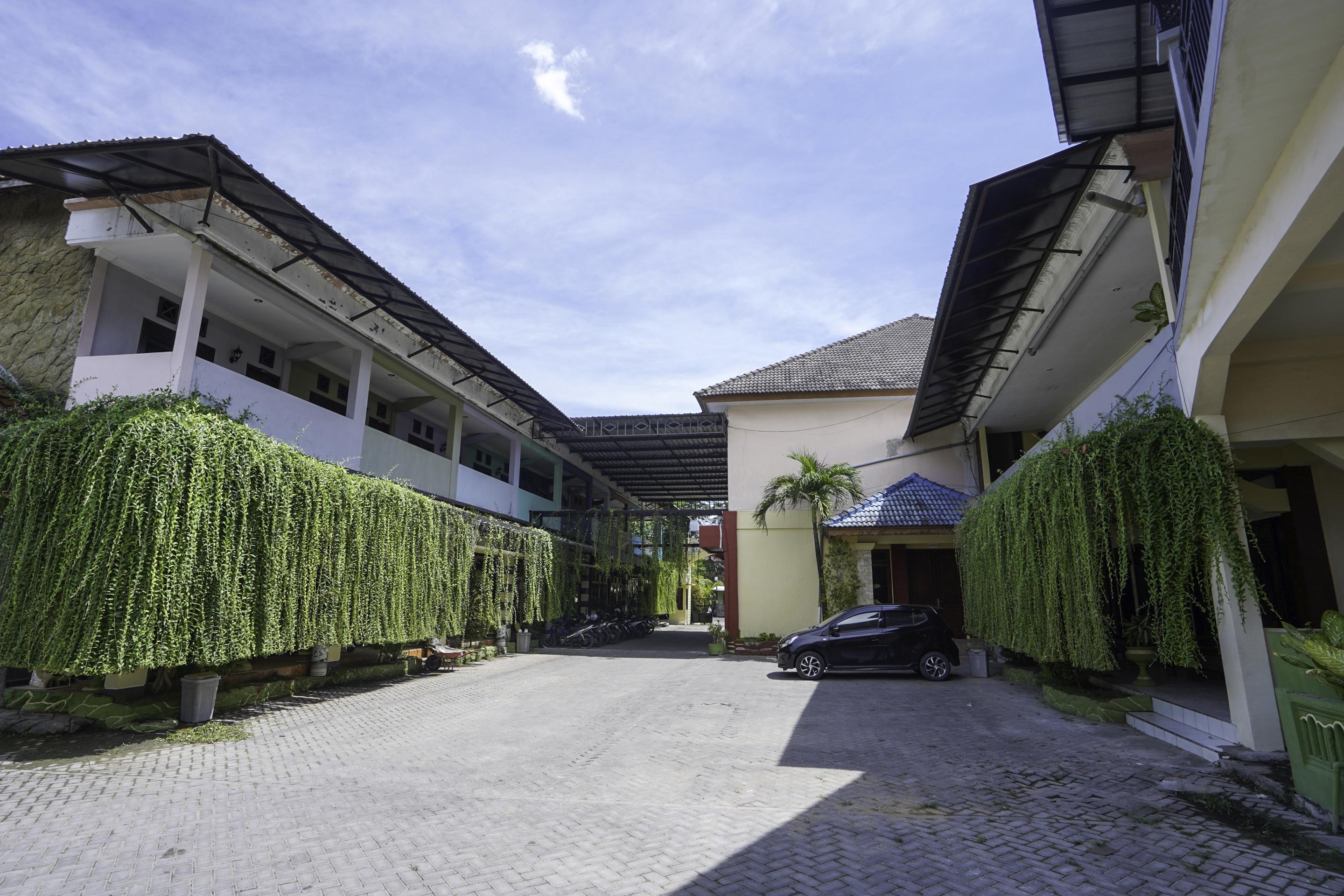 Oyo 2715 Hotel Madinah Syariah Pamekasan Exterior foto