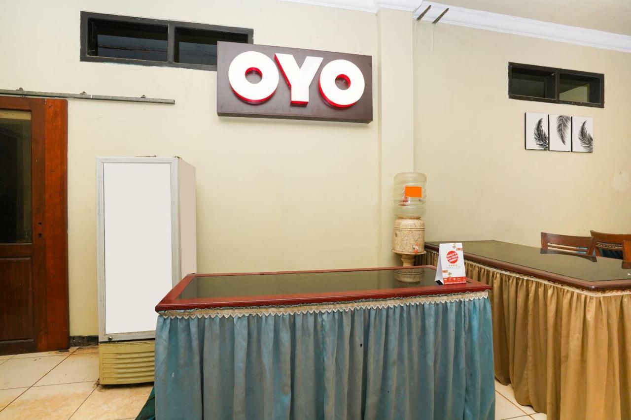 Oyo 2715 Hotel Madinah Syariah Pamekasan Exterior foto