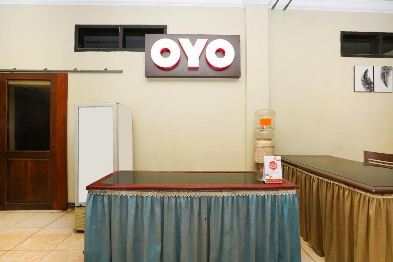 Oyo 2715 Hotel Madinah Syariah Pamekasan Exterior foto