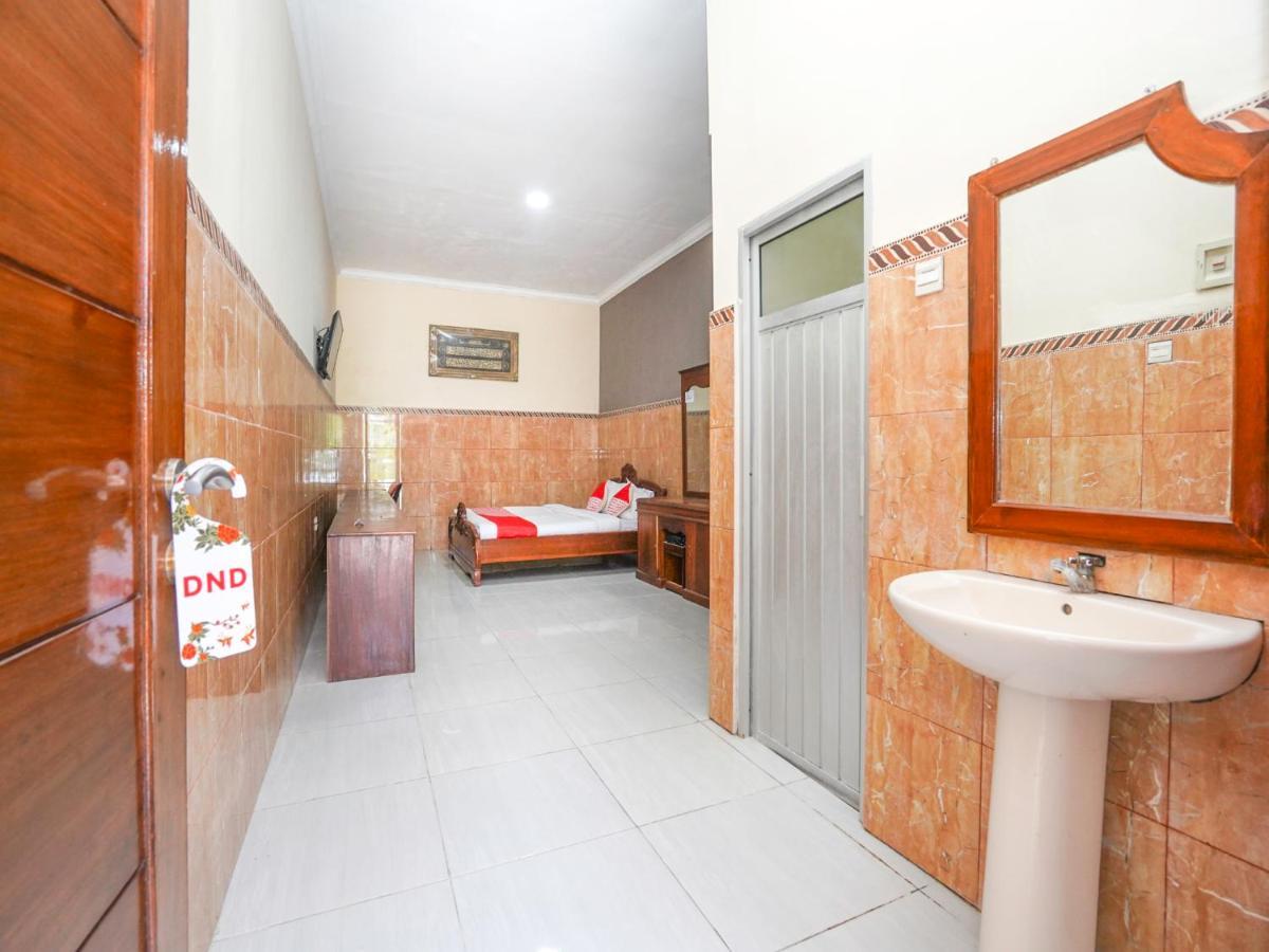 Oyo 2715 Hotel Madinah Syariah Pamekasan Exterior foto